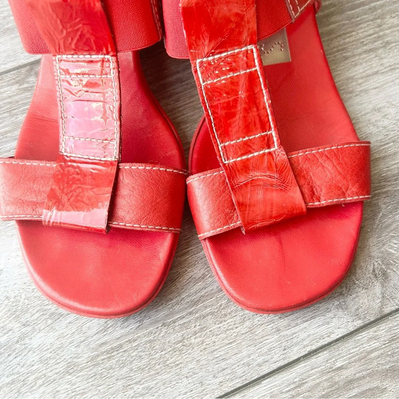 Elegant Red Leather Sandals - Picture 4 of 15